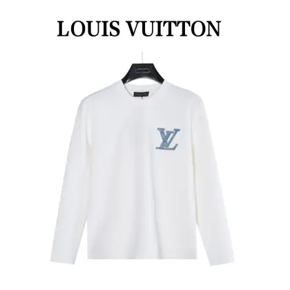 () LouisVuitton/路易威登25ss胸前经典刺绣logo长袖 LouisVuitton/路易威登八明治空气层套头圆领长袖 打底衫,男女同款时尚休闲!贸易公司渠道稀出,领先官网发售!一直都是神奇的存在,有着极高的辨识度,总是以极简风格营造时髦单品,对年龄性别都没有限制,任谁都好驾驭!基础休闲的圆领版型剪裁,着穿显瘦藏肉效果显著,能够驾驭你日常各种休闲着装穿法,无性别身材的限定,男女同款推荐! 此款长袖选用客供进口空气层针织棉布制成,该面料手感轻薄细腻软糯,同时兼顾优越的挺括感,内里如同鱼鳞般紧密排列的毛圈肌理,贴肤保暖透气毫无扎刺感可言!袖口以及下摆同缸色染针织罗纹拼接,令着身者更加帅气有型!衣身正面由图案装饰,采用顶级工艺精心印制,搭配品牌点缀,将奢华档次与时尚感都展现了出来! 颜色:黑色 白色
